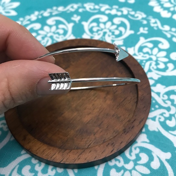 NEW!💙💎ARROW BRACELET!!!💎💙SILVER TONE! MODERN!! - Picture 6 of 8